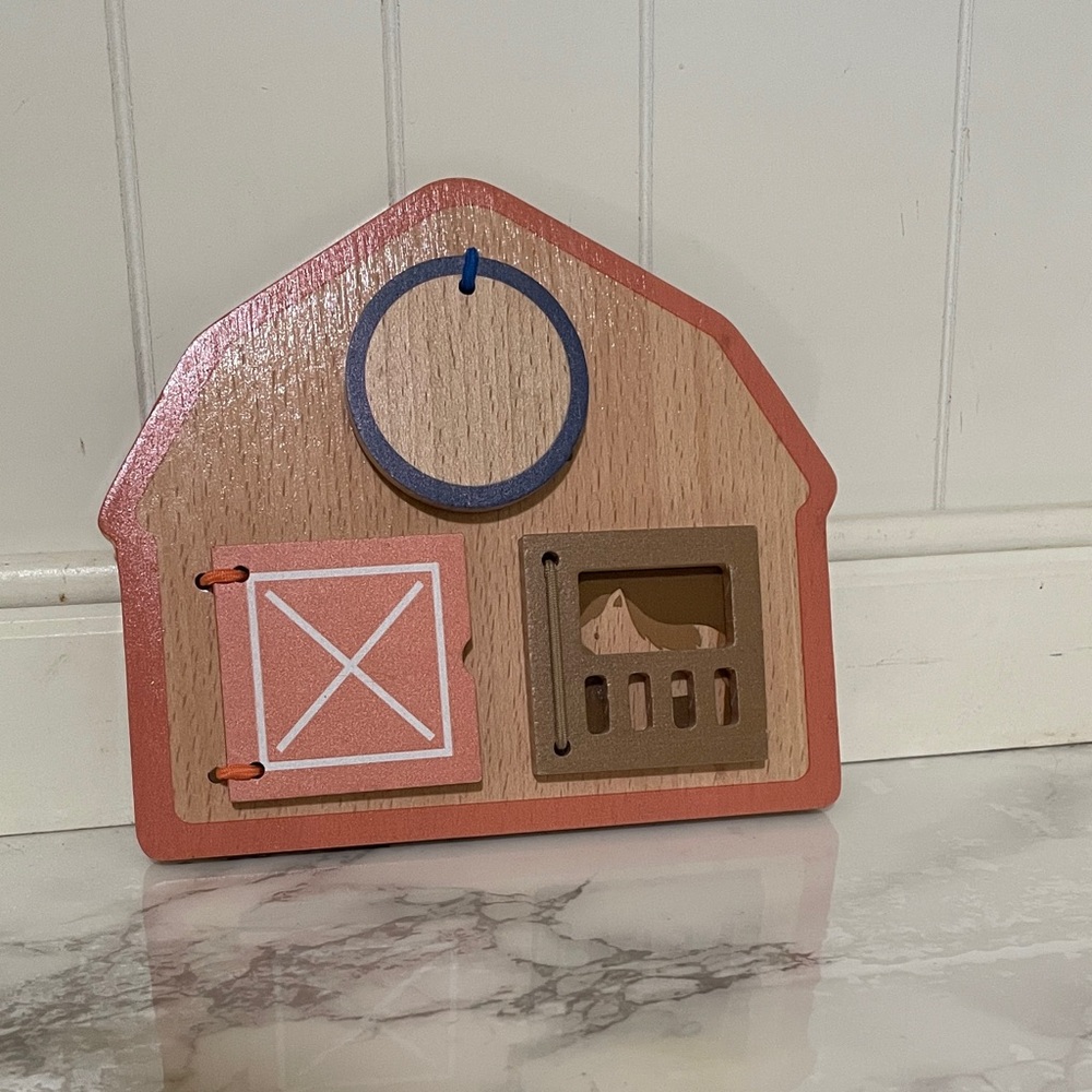 KiwiCo Pandacrate Wooden Peek-A-Boo Barn